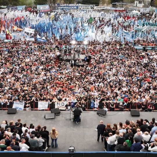 Axel Kicillof lanzó su candidatura a Presidente en un masivo acto en Avellaneda
