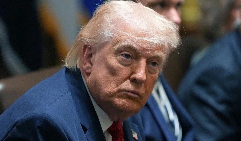 CRECE EL DESCONTENTO CON TRUMP / AHORA EL DERROTADO PRESIDENTE CRUZA A LOS MAGA