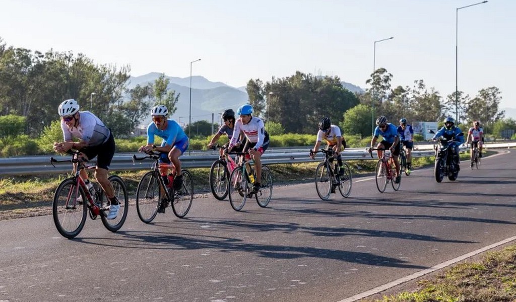 Cerca de 700 deportistas participaron del Triatlón de la Cumbre 